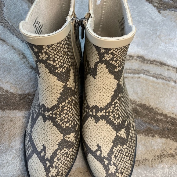 NEW - LUCKY brand Basel H20 rain boot in color chinchilla - Picture 4 of 9